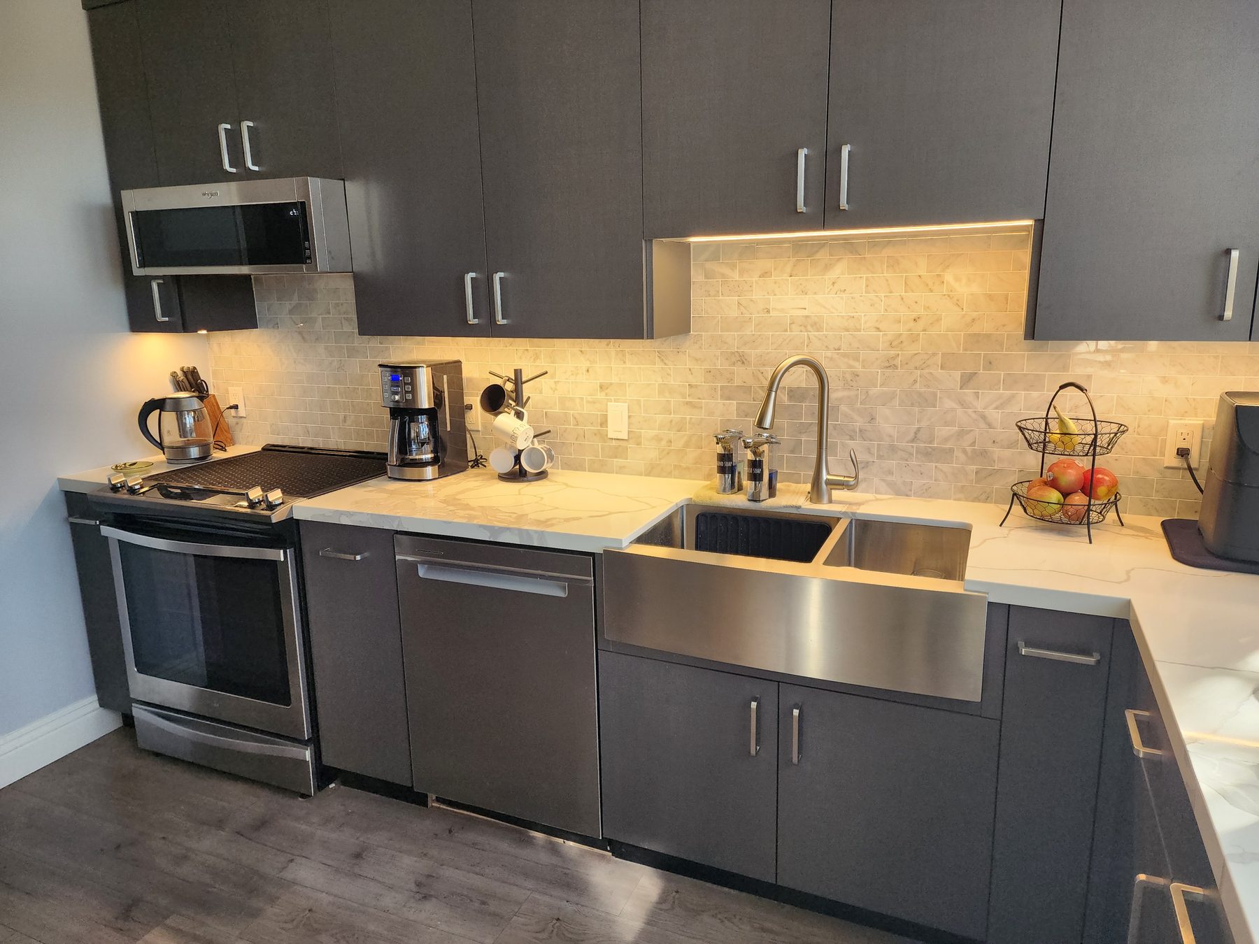 Modern graphite kitchen with marble backsplash and farmhouse sink